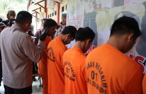 Fantastis, omset atau pendapatan cuan dari aktivis penambangan emas tanpa izin (PETI) di area Perhutani Blok Cibuluh, Desa dan Kecamatan Ciemas, Kabupaten Sukabumi terbilang sangat fantastis. Menurut Kapolres Sukabumi, AKBP Maruly Pardede, dalam seminggu pendapatan dari penambangan emas tanpa izin di area Perhutani Blok Cibuluh, Desa dan Kecamatan Ciemas bisa menembus antara Rp 200 hingga Rp 500 juta.