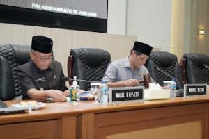 Wakil Bupati Sukabumi Iyos Somantri sampaikan jawaban Bupati Sukabumi terhadap pandangan umum fraksi-fraksi atas Raperda tentang Pertanggungjawaban Anggaran Pendapatan dan Belanja Daerah (APBD) Tahun Anggaran 2022 pada rapat paripurna DPRD Kabupaten Sukabumi, Jumat (16/6/2023).