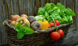 Sudah jadi bagian dari kebiasaan yang sulit dilepaskan, ketika Idul Adha sudah barang tentu makanan yang kerap mendominasi untuk disantap adalah daging. Daging rasanya memang sangat nikmat, tetapi harus diingat, pastikan saat mengkonsumsinya dengan tidak berlebihan. Karena daging memiliki kandungan lemak dan kolesterol yang begitu tinggi, sehingga mengonsumsinya secara berlebihan justru akan berdampak negatif pada tubuh.