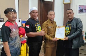 Protes penebangan pohon untuk pembangunan pedestrian yang dilakukan Pemkot Sukabumi terus bermunculan. Kali ini Walikota Sukabumi, Achmad Fahmi disomasi LSM Dampal Jurig Jabar terkait penebangan pohon di sejumlah titik jalan di Kota Sukabumi pada Senin (5/6/2023). Surat somasi ke Walikota Sukabumi, Achmad Fahmi dilayangkan langsung ke kantor Pemkot Sukabumi dan diterima oleh salah satu staf Walikota Sukabumi