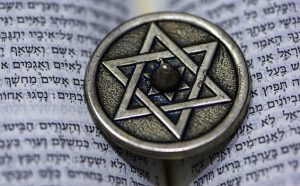 Dilansir dari instagram viva.co.id, sejak zaman penjajahan Belanda di Indonesia, jumlah penganut agama Yahudi ada 5.000 jiwa. Namun, hanya 10 persen atau 500 jiwa yang masih menganutnya, sedangkan sisanya pindah agama Islam dan Kristen.