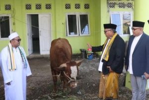 Ketua DPRD Kabupaten Sukabum, Yudha Sukmagara bersama Bupati Sukabumi Marwan Hamami melaksanakan Solat Idul Adha 1444H/2023 tingkat Kabupaten Sukabumi di Ponpes Azzainiyyah, Nagrog Sinar Barokah, Selabintana Sukabumi, Kamis(29/6/2023).