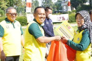 Meski sudah lansia (lanjut usia) Bupati Sukabumi Marwan Hamami tetap mengajak para lansia untuk tetap produktif bergerak agar tetap bermanfaat untuk orang lain. "Di usia lansia ini, tidak ada cerita berhenti bergerak dan berbuat baik. Selama masih bisa beraktifitas, lakukanlah perbuatan baik terhadap seksama," ucap kata Marwan Hamami