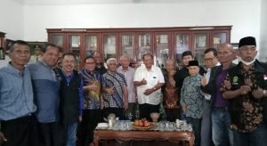 Mantan Bupati Sukabumi, Sukmawijaya dan mantan Walikota Sukabumi, Udin Koswara, mendeklarasikan mendukung Bakal Calon Presiden RI 2024-2029, Anies Rasyid Baswedan.