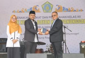 bayan 2 (1) Wakil Bupati Sukabumi Iyos Somantri mewakili Bupati Sukabumi Marwan Hamami menghadiri acara Gentra Katineung Kalbu kelas XII SMK Nurul Bayan Kalapanunggal