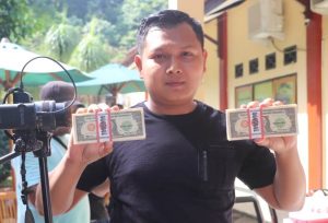 Uang palsu sebanyak 1200 lembar pecahan 1 juta dolar Amerika Serikat (AS) yang jika di kurs kan ke rupiah ditaksir mencapai Rp 18 triliun, berhasil diamankan Satreskrim Polres Sukabumi.
