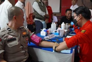 Ketua Palang Merah Indonesia (PMI) Kabupaten Sukabumi Hondo Suwito mengklaim saat ini stok labu darah di PMI Kabupaten Sukabumi cukup melimpah. "Stok darah memang relatif. Namun, untuk saat ini cukup banyak. Bahkan lebih dari 500 labu darah tersedia,"kata Hondo Suwito usai kegiatan donor darah yang digagas Persatuan Wanita Olahraga Seluruh Indonesia (Perwosi) Kabupaten Sukabumi di Kantor PMI) Kabupaten Sukabumi, Rabu (12/7/2023).