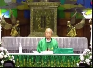 Muncul di halaman for your page (FYP) TikTok video detik-detik terjadinya gempa saat Misa di Gereja Kristus Raja Baciro, DI Yogyakarta, tengah berlangsung pada Minggu 23 Juli 2023. Dalam video yang dibagikan akun @angg12_3 pada Senin 24 Juli 2023, suasana di dalam gereja yang semula terlihat hening dan khidmat mendadak berubah jadi kepanikan. Gempa bumi terjadi sesudah pastor mengatakan 'Pujilah nama Tuhan kita Yesus Kristus kini dan sepanjang masa' dan terdengar sahutan 'Amin' dari umat. Memang tidak tampak adanya guncangan tapi dari video yang sudah ditonton lebih dari 2,7 juta kali terdengar seperti ada sesuatu yang jatuh. Umat pun refleks langsung berdiri.
