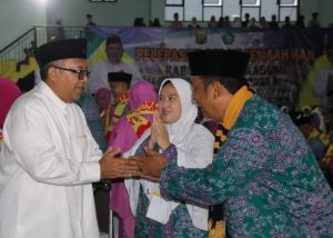 Asep Japar dan istri berangkat bersama calon jemaah haji kloter 68. Ia dan kloter 68 dilepas di Pusbangdai, Kecamatan Cikembar, Kabupaten Sukabumi, Senin (19/06/2023).