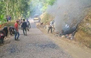 Dinas Pekerjaan Umum (PU) Kabupaten Sukabumi melaksanakan pemeliharaan rutin jalan pada paket RTNJ 75, khususnya pada ruas jalan Kampung Barurata - Munjul yang terletak di Desa Munjul, Kecamatan Ciambar.
