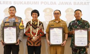kak seto (1) Ketua Umum Lembaga Perlindungan Anak Indonesia (LPAI), Seto Mulyadi yang akrab di sapa Kak Seto memberikan penghargaan KAK SETO Award 2023 kategori Bupati inspiratif penggerak pembentukan Kabupaten/Kota Layak Anak (KLA).