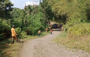 Dinas Pekerjaan Umum (PU) Kabupaten Sukabumi ikut andil atau ikut berpartisipasi dalam kegiatan pelaksanaan TNI Manunggal Membangun Desa (TMMD) ke 117, di Desa Mekarjaya, Kecamatan Jampangkulon, Kabupaten Sukabumi.