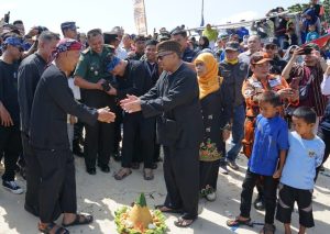 Bupati Sukabumi Marwan Hamami saat menghadiri puncak acara Hari Nelayan Ujunggenteng ke-57 di panggung utama Pantai Ujunggenteng, Kecamatan Ciracap, Kabupaten Sukabumi Rabu, (5/7/2023).