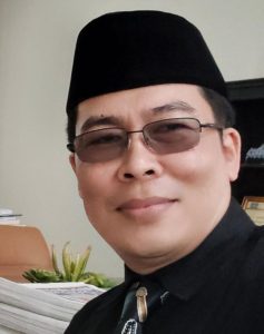 Kebanyakan kita bersyukur atas jabatan yang diraih. Bahkan ada yang pesta pora, pora pesta, memproklamirkan sukses naik jabatan. Ini nampak umum dan benar, sangat biasa dalam realitas sosial kita. Naik jabatan, dapat jabatan baru dengan segala fasilitas lengkap, sebaiknya tidak disyukuri, melainkan ditafakuri. Umar bin Abdul Aziz diangkat menjadi Khalifah malah menangis.