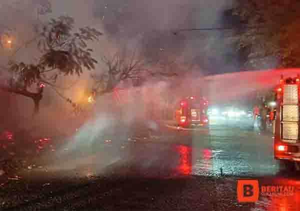 Akibat kebakaran kobaran api setinggi 5 meter itu membakar kabel Telkom, jaringan kabel wifi, serta sempat membuat arus lintas tersendat.