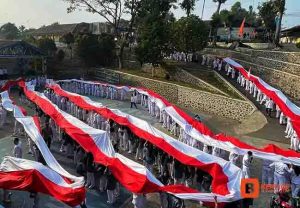 Bendera merah putih dengan lebar 1,5 meter dan 250 meter milik SMK Nurul Bayan Kecamatan Kalapanunggal Kabupaten Sukabumi, menyemarakkan perayaan HUT RI 78 di Kecamatan Kalapanunggal. Bendera merah putih sepanjang 250 meter itu berhasil dibentangkan dan dibawa oleh ratusan pelajar SMK Nurul Bayan dari Lapang SMK Nurul Bayan menuju Lapang Kecamatan Kalapanunggal. Kepala Sekolah SMK Nurul Bayan, Imam Nuril dikonfirmasi BERITAUSUKABUMI.COM mengatakan kegiatan ini sebagai perwujudan untuk membangkitkan jiwa patriotisme, mengingat jasa-jasa pahlawan dan menghormati setia Bendera Merah Putih.