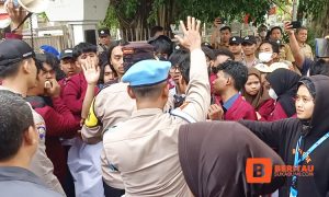 Badan Eksekutif Mahasiswa (BEM) Universitas Nusa Putra Sukabumi, melakukan aksi unjuk rasa di depan Pendopo Palabuhanratu, Kabupaten Sukabumi, pada Selasa (8/8/2023). Dalam unjuk rasa itu BEM Universitas Nusa Putra menyoroti sejumlah persoalan di Kabupaten Sukabumi. Dari ketidakjelasan Pemkab Sukabumi dalam pengelolaan dana Corporate Social Responsibility (CSR), kebijakan dalam menindak pungli terhadap pencari kerja, membuka lapangan kerja seluas-luasnya dan menyoroti masalah lingkungan hidup terutama dampak dari pembangunan PLTU Jabar II Palabuhanratu.