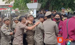 Peserta unjuk rasa dari Badan Eksekutif Mahasiswa (BEM) Universitas Nusa Putra Sukabumi, dibuat kecewa lantaran tidak bisa langsung bertemu Bupati Sukabumi, Marwan Hamami saat aksi unjuk rasa di depan Pendopo Palabuhanratu, Kabupaten Sukabumi, pada Selasa (8/8/2023). "Kami datang ke sini pak untuk menemui bapak Bupati, dan wakil bupati yang dua periode memimpin Kabupaten Sukabumi, kami anak-anaknya ingin datang bertemu, bertanya tapi kami tidak direspon,"kata Presiden Mahasiswa Universitas Nusa Putra, Angga Septiana Ardianto kepada sejumlah wartawan, usai unjuk rasa.