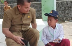 Kisah getir hidup si Doel asal Palabuhanratu Kabupaten Sukabumi, ternyata tidak hanya susah secara ekonomi dan ditinggal kabur kedua orangtuanya. Anak berusia 13 tahun bernama lengkap Muhammad Fadilah tapi lebih akrab dipanggil Doel ini pernah mencoba bunuh diri karena tidak diakui oleh ayah kandungnya sendiri, yakni Muhidin. Menurut neneknya Doel, Engkom (55 tahun) cucunya itu mencoba ingin bunuh diri menggunakan pisau setelah Doel tidak diakui sebagai anak oleh Muhidin. Tidak hanya tidak mengakui Doel sebagai anaknya, Muhidin yang kata pengakuan Engkom merupakan artis DMD (dangdut mania dadakan) MNC TV, juga tidak mengakui Engkom sebagai ibu kandungnya.