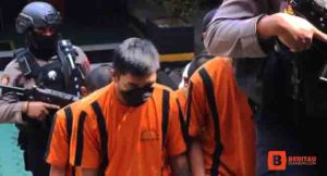 AS (21 tahun) pelaku perusakan dan penganiayaan pedagang nasi goreng di Jalan Lingkar Selatan, Lembursitu Kota Sukabumi beberapa waktu lalu sudah diamankan Polres Sukabumi Kota. AS diamankan Polisi di daerah Citamiang Kota Sukabumi, Rabu (23/8/2023) dini hari.