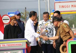 Presiden Joko Widodo resmikan Jalan Tol Bogor-Ciawi-Sukabumi (Bocimi) Seksi II Cigombong - Cibadak sepanjang 11,90 kilometer yang berada di Kecamatan Parungkuda Kab Sukabumi Jawa Barat, Jumat (4/8/2023).