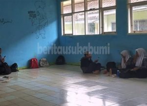 Alasan terkendala anggaran, ratusan pelajar di empat kelas di SMP Negeri 1 Lengkong Kecamatan Lengkong, Kabupaten Sukabumi, sampai saat ini terpaksa harus belajar beralas lantai. Ratusan siswa SMP Negeri 1 Lengkong ini belajar beralas lantai sudah berlangsung cukup lama, yakni hampir dua tahun. "Iya memang betul, kondisi sekarang ini ada empat kelas (Kelas VIII A dan D) yang siswanya terpaksa harus belajar tanpa meja dan bangku (belajar di lantai),"ungkap Humas SMP Negeri 1 Lengkong, Ramdan Soleh dikonfirmasi wartawan, Kamis (3/8/2023).