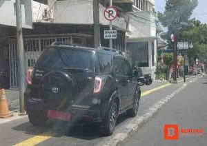 Foto satu unit mobil dinas berplat merah milik Pemerintah Kabupaten (Pemkab) Sukabumi terparkir sembarangan di pedestrian atau trotoar, viral di sejumlah WhatsApp Group (WAG).