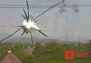 Kaca di ruang Kepaniteraan Pidana, lantai 2 Gedung Pengadilan Negeri Cibadak Kabupaten Sukabumi, pecah berlubang akibat diduga terkena tembakan peluru. Informasi yang dihimpun, sebelum kaca jendela di ruang Kepaniteraan Pidana Gedung Pengadilan Negeri Cibadak di Jalan Jenderak Sudirman Blok Jajaway No 02 Palabuhanratu Kabupaten Sukabumi itu pecah berlubang, sempat terdengar suara letusan seperti tembakan.