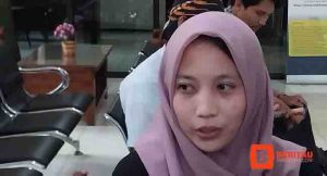 Ada cerita pilu yang dirasakan dua orang istri penambang emas asal Kecamatan Ciemas Kabupaten Sukabumi usai suami mereka ditangkap Polres Sukabumi beberapa waktu lalu. Cerita pilu itu salah satunya dirasakan istri seorang penambang emas bernama Cicah Hayati. Istri dari penambang emas ilegal berinisial TD, harus merasakan getirnya hidup seusai suaminya ditangkap politi lantaran diduga kuat jadi menambang emas di lahan terlarang.