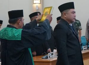 Anggota DPRD Fraksi PAN, Jalil Abdillah, akhirnya resmi diberhentikan dari jabatannya sebagai Anggota DPRD Kabupaten Sukabumi periode 2019-2024 pada Jumat (8/9/2023). Jalil Abdillah resmi diberhentikan melalui mekanisme Pergantian Antar Waktu (PAW) DPRD Kabupaten Sukabumi melalui Rapat Paripurna DPRD dengan agenda pengambilan sumpah janji Pergantian Antar Waktu Anggota DPRD Kabupaten Sukabumi, dari Jalil Abdillah ke Dzulfikar Ali Hakim.