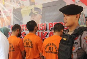 Pasangan suami istri (pasutri) berinisial PU (31 tahun) dan M (24 tahun) diciduk Polres Sukabumi di Desa Sirnaresmi Kecamatan Gunungguruh Kabupaten Sukabumi. Selain menangkap Pasutri di Gunungguruh, Polres Sukabumi juga menangkap dua orang lainnya berinisial TS (28 tahun) di Desa Kertaharja Kecamatan Cikembar, dan E (27 tahun) di Kecamatan Nyalindung.