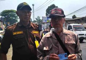 Seorang disabilitas tuna netra lanjut usia di Kelurahan Cibadak Kecamatan Cibadak Kabupaten Sukabumi, bernama Dayat (67 tahun) mendatangi Kantor Kejaksaan Negeri Kabupaten Sukabumi Kamis (7/8/2023). Kedatangan Dayat ke Kejaksaan Negeri Kabupaten Sukabumi tidak lain untuk mengadukan seorang Ketua RW yang ada di Kelurahan Cibadak. Dari pengakuan Dayat, ia terpaksa mengadukan Ketua RW itu karena merasa dirugikan sekaitan dengan pembongkaran bangunan Yayasan Tuna Netra di Cibadak.