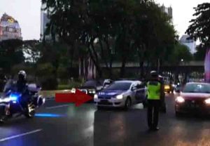 mobil patroli polisi menerobos rombongan delegasi KTT ASEAN dari Laos di kawasan Semanggi, Jakarta Selatan, viral di media sosial.