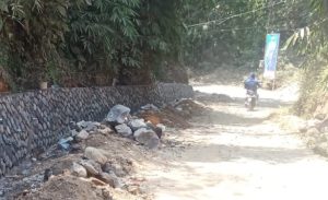 Dinas Pekerjaan Umum (DPU) Kabupaten Sukabumi membangun Tembok Penahan Tanah (TPT) di ruas jalan Babakan-Cipeundeuy, Desa Gunungguruh Kecamatan Gunungguruh Kabupaten Sukabumi. Pembangunan TPT ini sebagai respon DPU Kabupaten Sukabumi atas keluhan warga sekitar termasuk para pengguna jalan.