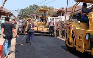 BERITAUSUKABUMI.COM-Kesulitan yang kerap dialami para pengguna kendaraan roda empat saat melintas di ruas jalan Babakan-Cipeundeuy, Desa Gunungguruh, Kecamatan Gunungguruh, Kabupaten Sukabumi, kali ini tidak akan terulang lagi. Pasalnya titik sempit pada ruas jalan tersebut kini sedang dibangun Tembok Penahan Tanah (TPT). Proyek pembangunan TPT tersebut merupakan bagian program rekonstruksi jalan yang dilakukan oleh Dinas PU Kabupaten Sukabumi. Kepada UPTD Wilayah IV Sukabumi, Yayat Suryatman menyampaikan pembangunan TPT dengan panjang 22 meter dan tinggi 6 meter serta bahu beton sepanjang 150 meter dan lebar 1 meter itu menggunakan dana sebesar Rp 185.265.656,- dari sumber alokasi APBD Kabupaten Sukabumi.