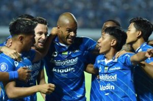 Berkat kemenangan terbesar musim ini, PERSIB untuk pertama kalinya menembus zona 3 Besar