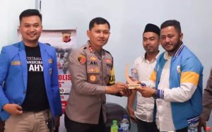 KNPI KOTA (1) Upaya memperkuat jalinan komunikasi antara Polri dan masyarakat terus dilakukan Jajaran polres Sukabumi Kota. Salah satunya seperti yang dilakukan Kapolres Sukabumi Kota, AKBP Ari Setyawan Wibowo saat mengunjungi pengurus KNPI Kota Sukabumi di Sekretariat DPD KNPI Kota Sukabumi, Jalan Perintis Kemerdekaan Gedung Pemuda Lt. 1 Cikole Kota Sukabumi, Selasa (17/10/2023). Kehadiran orang nomor Satu di Polres Sukabumi Kota beserta sejumlah pejabat utama di Sekretariat DPD KNPI Kota Sukabumi tersebut merupakan implementasi program Ngariung Sareng Kapolres yang dilakukan untuk menyerap aspirasi, saran, pengaduan maupun informasi seputar kamtibmas.