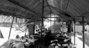 sd rusak Salah satu Sekolah Dasar (SD) di Bantargebang Kampung Ciwaru, Desa Bantargebang, Kecamatan Bantargadung, Kabupaten Sukabumi, mengalami kerusakan parah pada ruang kelasnya. Akibatnya, puluhan pelajar yang bersekolah di SD Negeri Bantargebang melaksanakan kegiatan belajar mengajar (KBM) di tenda darurat yang terbuat dari terpal beralaskan tanah selama beberapa bulan terakhir. Kepala SDN Bantargebang, Edi Suhaedi mengatakan, para pelajar memilih belajar di tenda darurat guna menghindari risiko kecelakaan pada saat KBM.
