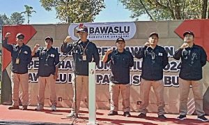 Ketua Bawaslu Kabupaten Sukabumi Faisal Rifai terus mengingatkan agar Panitia Pengawas Pemilu Kecamatan (Panwaslucam), Pengawas Kelurahan/Desa (PKD) terus menjaga integritas dan netralitas dalam pelaksanaan Pemilu 2024. Hal itu ditegaskan Faisal saat Apel Siaga Pengawasan Pemilu atau Pemilihan Umum tahun 2024, di Hotel Selabintana Sukabumi, Minggu (19/11/2023). Faisal menegaskan apabila ada Panwascam dan anggota PKD yang melanggar maka Bawaslu Kabupaten Sukabumi tidak segan-segan akan memberikan sanksi tegas berupa pemberhentian, karena itu merupakan instruksi dari Pimpinan Bawaslu RI. "Tidak ada toleransi bagi penyelenggara pemilu terutama jajaran Bawaslu sampai dengan Adhoc, ketika sudah tidak berintegritas. Dan saya tekankan kembali bahwa jajaran Bawaslu Kabupaten, Panwaslucam, dan PKD dipastikan untuk tidak melakukan hal-hal diluar aturan, dan untuk tetap menjaga Integritas, Netralitas dan tidak bermain Money Politic,"tegas Faisal dalam arahannya.