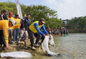 Ratusan orang tumplek di Situ Habibie, Desa Cipeundeuy, Kecamatan Surade, Minggu, 5 November 2023. Mereka sengaja datang untuk mengikuti kegiatan memancing yang digagas Dinas Pekerjaan Umum (PU) Kabupaten Sukabumi. Apalagi kegiatan dalam rangka Hari Bakti PU ke 78 ini, dihadiri Bupati Sukabumi H.Marwan Hamami. Bahkan, Marwan pun menyebarkan sekitar seribuan kilogram ikan yang akan dipancing seluruh masyarakat.