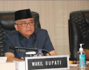Wakil Bupati Sukabumi Iyos Somantri mengatakan PT Lembaga Keungan Mikro (LKM) Sukabumi harus memiliki peran yang strategis dalam membantu masyarakat dari segi permodalan untuk pengembangan dan peningkatan perekonomian masyarakat dalam membangun sumber pendapatan baru atau usaha yang berkelanjutan.