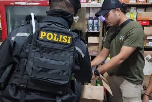 Polres Sukabumi Kota mengamankan ratusan botol mihol (minuman beralkohol) berbagai jenis di toko milik SS di Jalan Pelabuhan II Kelurahan Tipar Kecamatan Citamiang Kota Sukabumi, Selasa (12/12/2023)
