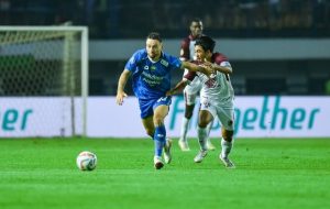 PERSIB bermain imbang tanpa gol pada babak pertama pertandingan kontra PSM Makassar di pekan ke-21 Liga 1 2023/2024 di Stadion Gelora Bandung Lautan Api, Senin, 4 Desember 2023. Upaya Ciro Alves di menit 8 menjadi peluang terbaik yang dimiliki Pangeran Biru di paruh pertama. Pada pertandingan ini, dua penggawa anyar Pangeran Biru Kevin Ray Mendoza Hansen dan Stefano Beltrame duduk di bangku cadangan. Begitu juga Henhen Herdiana yang baru dipulangkan dari Dewa United