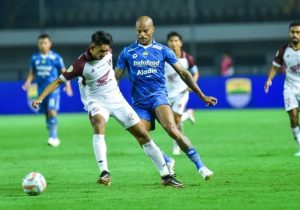 PERSIB bermain imbang tanpa gol dengan PSM Makassar pada pertandingan pekan ke-21 Liga 1 2023/2024 di Stadion Gelora Bandung Lautan Api, Senin, 4 Desember 2023. Dengan tambahan satu poin, Pangeran Biru masih berada di peringkat kedua dengan nilai 39.