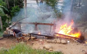 Kesal karena diduga sering dijadikan tempat prostitusi, dua unit bangunan yang ada di bantaran Sungai Cicatih Kampung Cipanas RT 02/23, Kelurahan Cibadak, Kecamatan Cibadak, Kabupaten Sukabumi, Jawa Barat, dibongkar dan dibakar warga sekitar, Senin (18/12/2023) sekitar pukul 12:30 WIB. Menurut Hadi warga sekitar mengatakan, bangunan tersebut dihuni oleh seorang wanita muda berinisial A (32 tahun) dengan status janda.