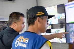 bey machmudin (1) Sepanjang tahun 2023, Jawa Barat berhasil mempertahankan pertumbuhan ekonomi di atas 5 persen. Pertumbuhan ekonomi yang stabil ini menjadi modal penting untuk melaksanakan APBN 2024 nanti. Hal itu diungkapkan Penjabat Gubernur Jawa Barat, Bey Machmudin saat penyerahan daftar isian pelaksanaan anggaran (DIPA) dan daftar alokasi transfer ke daerah (TKD) kepada instansi vertikal kementerian lembaga di wilayah Jawa Barat di Bandara Internasional Kertajati Majalengka Jumat (1/12/2023).