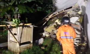 Hujan deras yang mengguyur wilayah Kecamatan Cicurug, Kabupaten Sukabumi, mengakibatkan dua rumah di Kampung Pasirtengah, RT 007/003, Desa Kutajaya, Kecamatan Cicurug, Minggu, (03/12/23), tertimpa longsor tebing setinggi 15 meter dengan panjang 25 meter lebar 10 meter.