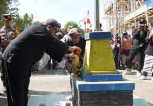 Bupati Sukabumi Marwan Hamami menghadiri langsung peringatan HUT Surade ke 265 tahun, yang dipusatkan di Lapang Lodaya Setra Surade, pada Selasa (5/12/2023). Sebelum menghadiri kegiatan Marwan disambut dengan upacara adat. Selain itu, Marwan melakukan upacara adat Nyiram Batu Indung di Taman Megalodon.