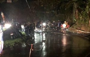 Seorang karyawan minuman cepat saji asal China di Kecamatan Cikembar Kabupaten Sukabumi, Jawa Barat, terluka parah di bagian kepala setelah tertimpa tiang internet yang ambruk ke tengah jalan, pada Minggu (03/12/2023). malam lalu. Informasi yang dihimpun, karyawan Mixue yang tertimpa tiang internet itu berinisial Ren (20 tahun) warga Kampung Hegarsari RT 01/02 Desa Sekarwangi Kecamatan Cibadak Kabupaten Sukabumi.
