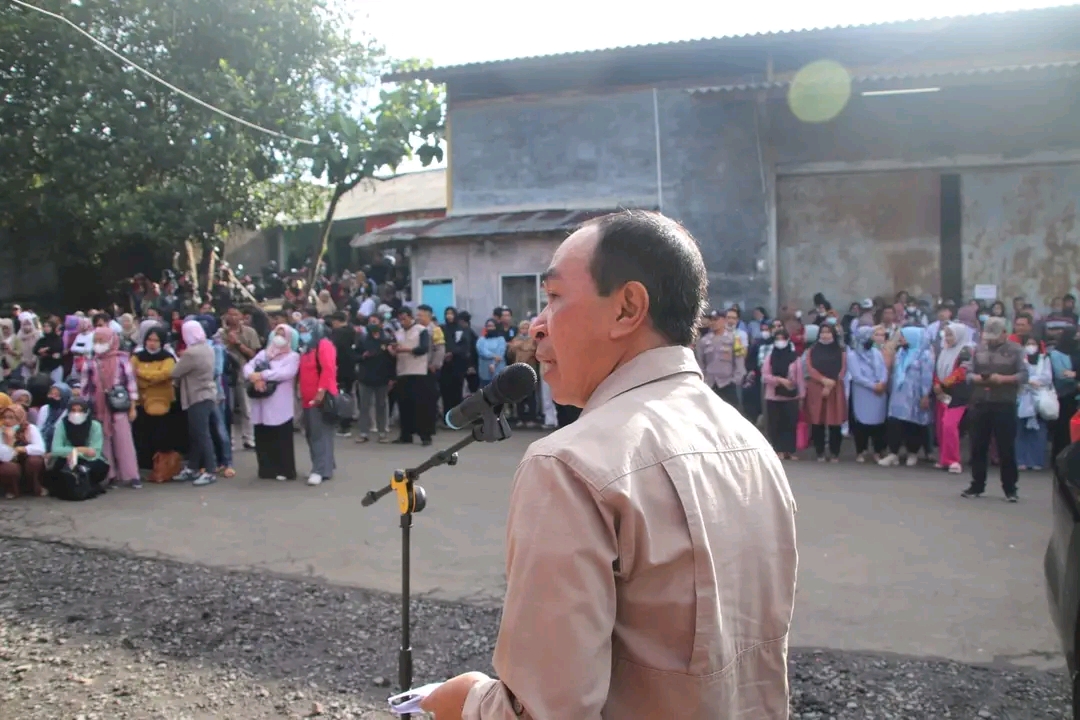 Ade Suryaman membuka kegiatan Sortir dan Pelipatan Surat Suara Pemilihan Umum tahun 2024 di Gudang Logistik KPU Sukaraja